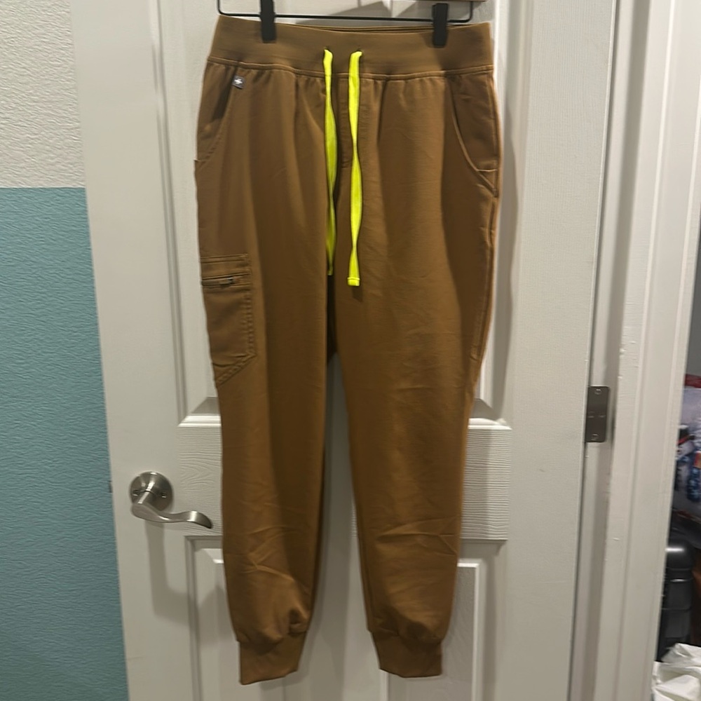 FIGS Zamora jogger XSP
Khaki color with neon tie